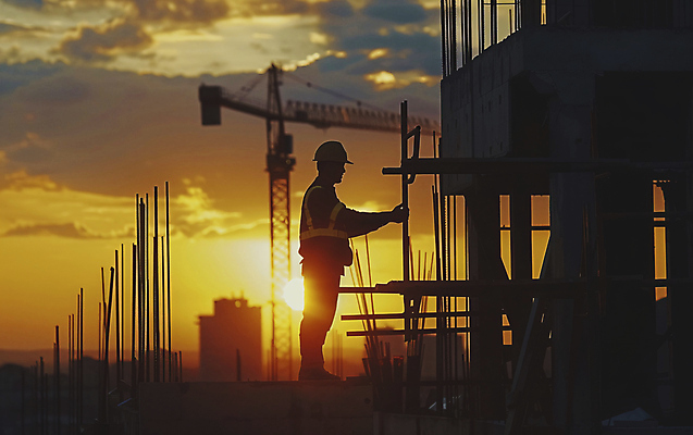 JPG 전신 편집이미지 남자 건축 실루엣 하늘 부동산 한명 성인 햇빛 일몰 건설현장 잡기 역광 인력 성인남자한명만 건설근로자 편집실사 AI인물포토 AI콘텐츠 직업 1 모션 건설업 촬영기법 사람 태양 노을 재산 CG 남자한명만 성인남자만 파일형식 AI포토