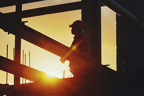 JPG 전신 편집이미지 남자 건축 실루엣 하늘 부동산 한명 성인 햇빛 일몰 건설현장 역광 인력 성인남자한명만 건설근로자 편집실사 AI인물포토 AI콘텐츠 직업 1 건설업 촬영기법 사람 태양 노을 재산 CG 남자한명만 성인남자만 파일형식 AI포토