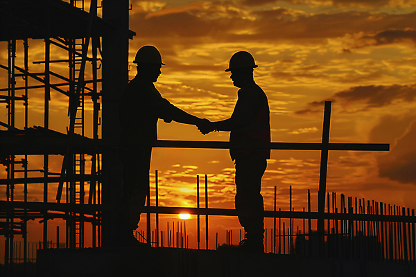 JPG 전신 편집이미지 손 남자 건축 실루엣 하늘 부동산 악수 성인 두명 햇빛 일몰 건설현장 역광 인력 성인남자만 건설근로자 편집실사 AI인물포토 AI콘텐츠 직업 건설업 촬영기법 사람 손짓 신체부위 태양 노을 재산 CG 남자만 성인만 파일형식 AI포토