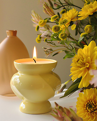 JPG 편집이미지 꽃 잎 불 사람없음 노란색 도자기 분위기 오브젝트 감성 향초 편집실사 AI포토 AI콘텐츠 자연요소 식물 컬러 컨셉 초 CG 파일형식