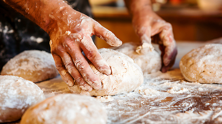 JPG 편집이미지 손 빵 신체부위 빵집 반죽 제빵 제빵사 편집실사 AI인물포토 AI콘텐츠 직업 음식 사람 제과제빵 상점 CG 파일형식 AI포토