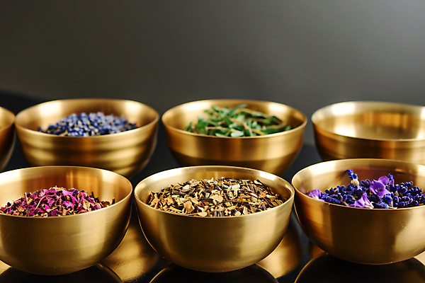 JPG 편집이미지 재료 건강 사람없음 봄 약초 허브 디지털합성 놋그릇 드라이플라워 편집실사 AI포토 AI콘텐츠 식물 그릇 계절 꽃 풀_식물 CG 파일형식