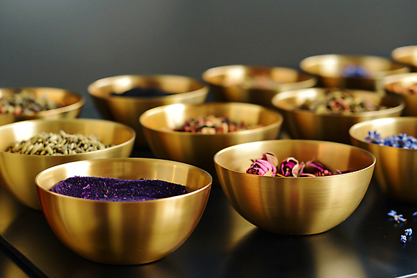 JPG 편집이미지 재료 건강 사람없음 봄 약초 허브 디지털합성 놋그릇 드라이플라워 편집실사 AI포토 AI콘텐츠 식물 그릇 계절 꽃 풀_식물 CG 파일형식