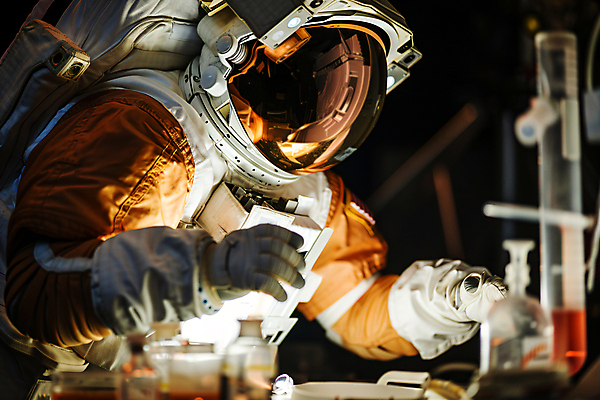 JPG 편집이미지 남자 과학 기술 실험 한명 상반신 성인 반사 우주비행사 우주선 디지털합성 비커 우주복 개발 실린더 성인남자한명만 편집실사 AI인물포토 AI콘텐츠 1 옷 실험기구 사람 우주 CG 남자한명만 성인남자만 파일형식 AI포토