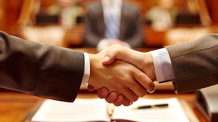 JPG 편집이미지 손 남자 악수 한명 상반신 성인 앞모습 신체부위 변호 디지털합성 법 재판 법원 공평 정의 재판소 제헌절 성인남자한명만 법의날 편집실사 AI인물포토 AI콘텐츠 1 뷰포인트 사람 손짓 국경일 CG 남자한명만 성인남자만 파일형식 법정기념일 AI포토