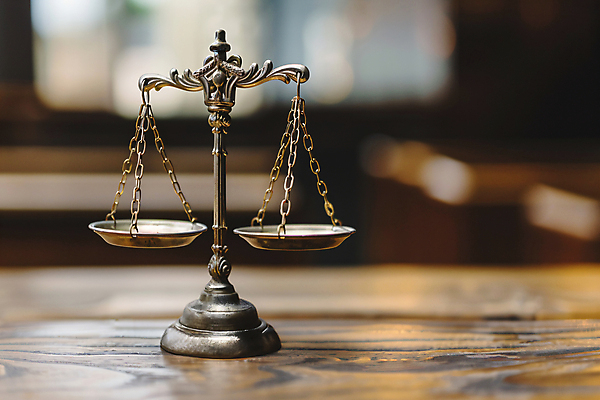 JPG 편집이미지 저울 사람없음 디지털합성 오브젝트 법 재판 법원 양팔저울 공평 정의 수평저울 제헌절 법의날 편집실사 AI포토 AI콘텐츠 국경일 CG 파일형식 법정기념일