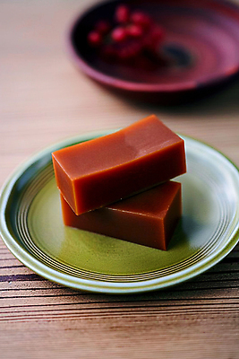 JPG 편집이미지 접시 조각 디저트 사람없음 고급 달콤 디지털합성 양갱 전통과자 편집소스 편집실사 AI포토 AI콘텐츠 식기 음식 컨셉 과자 맛 CG 파일형식