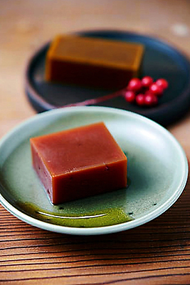 JPG 편집이미지 접시 조각 디저트 사람없음 고급 달콤 디지털합성 양갱 전통과자 편집소스 편집실사 AI포토 AI콘텐츠 식기 음식 컨셉 과자 맛 CG 파일형식