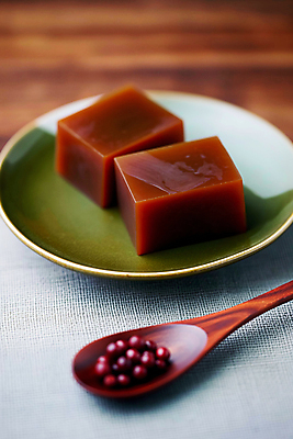 JPG 편집이미지 접시 조각 디저트 사람없음 숟가락 고급 달콤 디지털합성 팥 양갱 전통과자 편집소스 편집실사 AI포토 AI콘텐츠 식기 음식 컨셉 수저 과자 맛 CG 파일형식