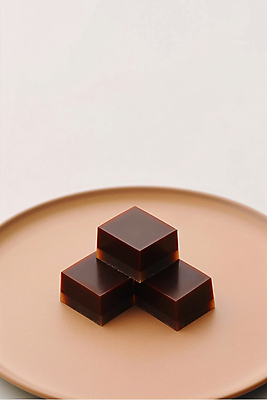 JPG 편집이미지 접시 조각 디저트 사람없음 고급 달콤 디지털합성 양갱 전통과자 편집소스 편집실사 AI포토 AI콘텐츠 식기 음식 컨셉 과자 맛 CG 파일형식