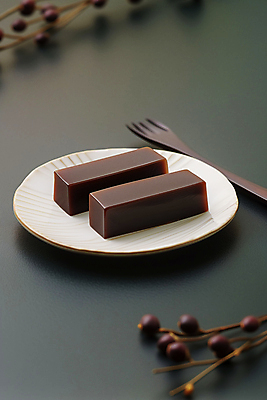 JPG 편집이미지 접시 조각 디저트 사람없음 고급 달콤 디지털합성 양갱 전통과자 편집소스 편집실사 AI포토 AI콘텐츠 식기 음식 컨셉 과자 맛 CG 파일형식