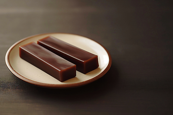 JPG 편집이미지 접시 조각 디저트 사람없음 고급 달콤 디지털합성 양갱 전통과자 편집소스 편집실사 AI포토 AI콘텐츠 식기 음식 컨셉 과자 맛 CG 파일형식