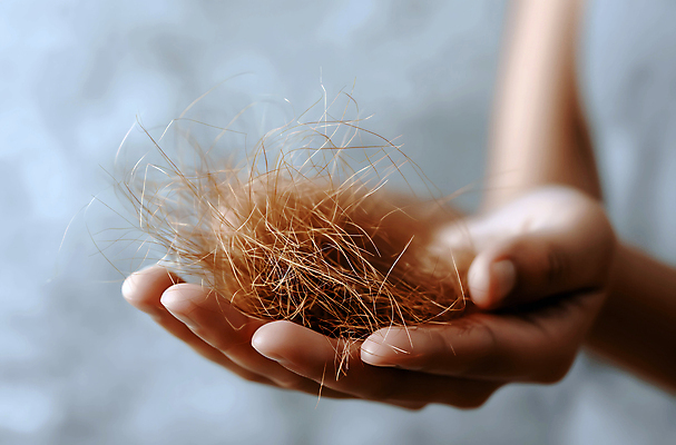 JPG 편집이미지 손 스트레스 신체부위 머리카락 디지털합성 뭉치 탈모 편집소스 편집실사 AI인물포토 AI콘텐츠 사람 머리 CG 증상 파일형식 AI포토