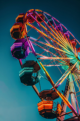 JPG 편집이미지 로우앵글 데이트 놀이 사람없음 놀이공원 오픈 야간 디지털합성 대관람차 야간개장 편집실사 AI포토 AI콘텐츠 자연요소 뷰포인트 테마파크 놀이기구 CG 파일형식