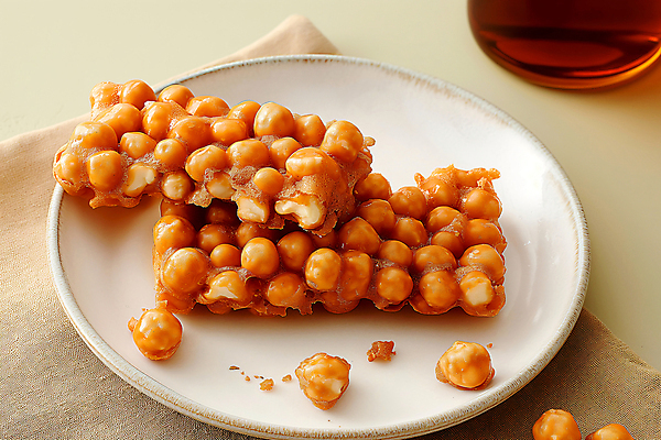 JPG 편집이미지 접시 디저트 사람없음 견과류 달콤 디지털합성 한과 강정 전통과자 핸드메이드 편집소스 오란다 편집실사 AI포토 AI콘텐츠 식기 음식 과자 전통음식 맛 CG 파일형식