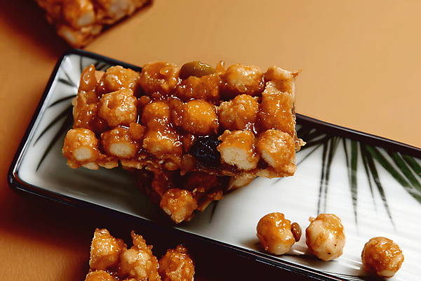 JPG 편집이미지 접시 디저트 사람없음 견과류 달콤 디지털합성 한과 강정 전통과자 핸드메이드 편집소스 오란다 편집실사 AI포토 AI콘텐츠 식기 음식 과자 전통음식 맛 CG 파일형식