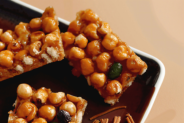 JPG 편집이미지 접시 디저트 사람없음 견과류 달콤 디지털합성 한과 강정 전통과자 핸드메이드 편집소스 오란다 편집실사 AI포토 AI콘텐츠 식기 음식 과자 전통음식 맛 CG 파일형식