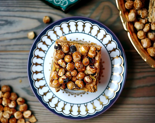 JPG 편집이미지 접시 디저트 사람없음 견과류 달콤 디지털합성 한과 강정 전통과자 핸드메이드 편집소스 오란다 편집실사 AI포토 AI콘텐츠 식기 음식 과자 전통음식 맛 CG 파일형식