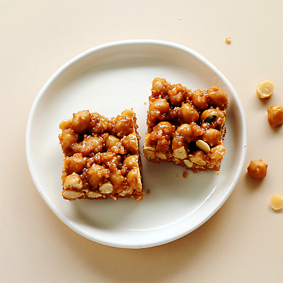 JPG 편집이미지 접시 디저트 사람없음 견과류 달콤 디지털합성 한과 강정 전통과자 핸드메이드 편집소스 오란다 편집실사 AI포토 AI콘텐츠 식기 음식 과자 전통음식 맛 CG 파일형식