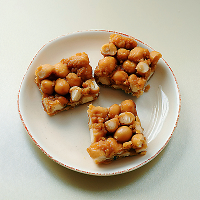 JPG 편집이미지 접시 디저트 사람없음 견과류 달콤 디지털합성 한과 강정 전통과자 핸드메이드 편집소스 오란다 편집실사 AI포토 AI콘텐츠 식기 음식 과자 전통음식 맛 CG 파일형식