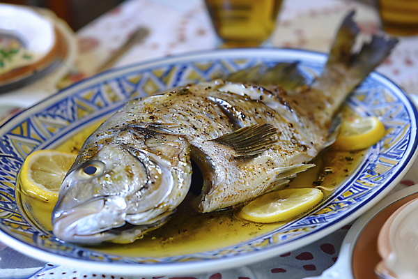 JPG 편집이미지 접시 조각 식재료 요리 사람없음 봄 레몬 디지털합성 생선요리 슬라이스 도미 생선구이 제철음식 편집실사 AI포토 AI콘텐츠 식기 계절 음식 과일 어류 구이 CG 제철 파일형식
