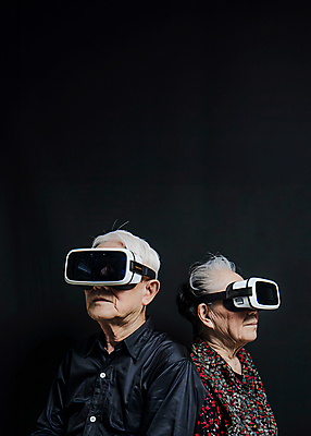 JPG 편집이미지 여자 할아버지 노년 남자 할머니 상반신 두명 노부부 가상현실 노인만 VR기기 편집실사 AI인물포토 AI콘텐츠 부부 사람 성인 기계 CG 성인만 파일형식 AI포토