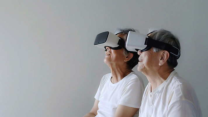 JPG 편집이미지 여자 할아버지 노년 남자 할머니 미소 상반신 두명 노부부 가상현실 노인만 VR기기 편집실사 AI인물포토 AI콘텐츠 부부 표정 사람 성인 기계 CG 성인만 파일형식 AI포토