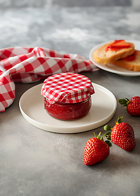 JPG 편집이미지 접시 빵 포장 유리 딸기 유리병 사람없음 달콤 천 딸기잼 편집실사 AI포토 AI콘텐츠 식기 음식 과일 재질 병_용기 직물 맛 잼 CG 파일형식