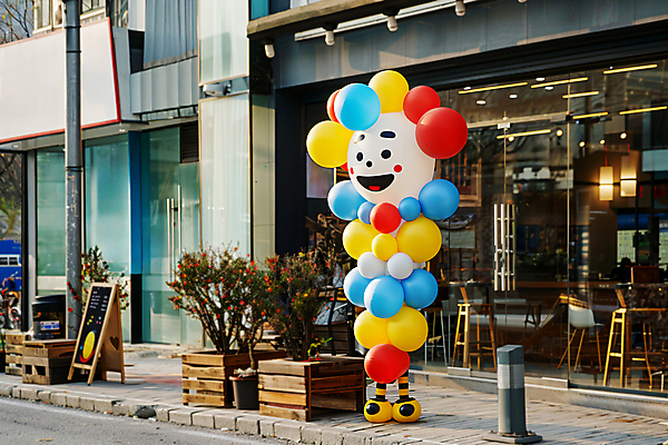 JPG 편집이미지 홍보캐릭터 사람없음 야외 건물 문 상점 오픈 알림 디지털합성 풍선 개업 신장개업 편집실사 AI포토 AI콘텐츠 캐릭터 건축물 CG 파일형식