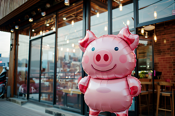 JPG 편집이미지 홍보캐릭터 사람없음 야외 건물 문 상점 오픈 알림 디지털합성 삼겹살 돼지캐릭터 풍선 개업 신장개업 편집실사 AI포토 AI콘텐츠 캐릭터 건축물 동물캐릭터 돼지고기 돼지 CG 파일형식