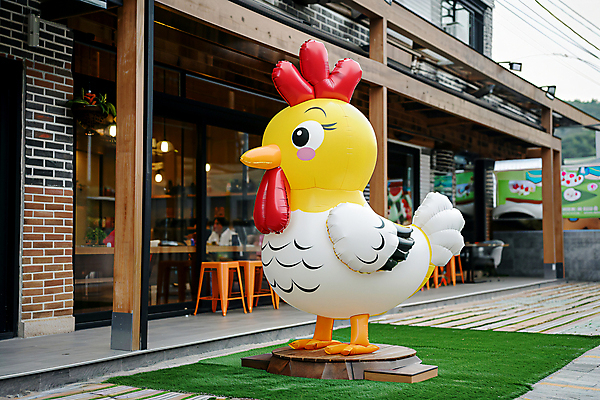 JPG 편집이미지 홍보캐릭터 사람없음 야외 건물 문 상점 치킨 오픈 알림 디지털합성 닭캐릭터 풍선 개업 신장개업 편집실사 AI포토 AI콘텐츠 캐릭터 건축물 동물캐릭터 닭 CG 닭고기요리 파일형식