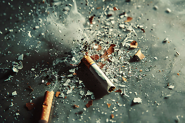 JPG 편집이미지 흡연 담배 사람없음 건강관리 연기 금연 담배꽁초 불씨 재 편집실사 AI포토 AI콘텐츠 캠페인 건강 관리 사회이슈 CG 파일형식