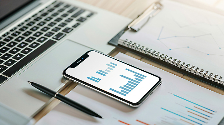 JPG 편집이미지 비즈니스 그래프 사람없음 노트북 스마트폰 사무실 볼펜 사무용품 공책 오브젝트 문서 서류판 편집실사 AI포토 AI콘텐츠 문구용품 전자제품 핸드폰 스마트기기 펜 CG 파일형식