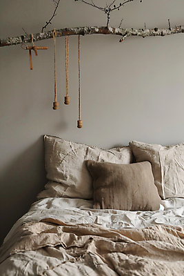 JPG 나무 편집이미지 매달리기 사람없음 인테리어 공간 침대 끈 분위기 구성 킨포크 차분 편집실사 AI포토 AI콘텐츠 식물 디자인 가구 컨셉 모션 CG 파일형식