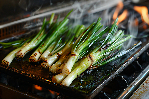 JPG 편집이미지 음식 불 요리 사람없음 뜨거움 프라이팬 그릴 굽기 디지털합성 대파 스페인요리 칼솟타다 편집실사 AI포토 AI콘텐츠 자연요소 주방용품 스페인 구이 CG 파 스페인음식 파일형식