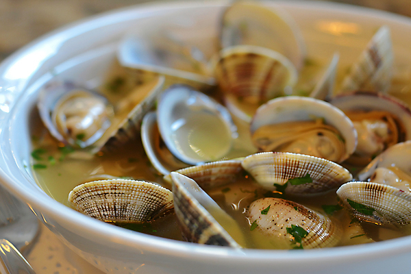 JPG 편집이미지 그릇 요리 사람없음 신선 디지털합성 탕 야식 바지락 파슬리가루 술찜 편집실사 AI포토 AI콘텐츠 식기 음식 조개 가루 CG 찜 파일형식