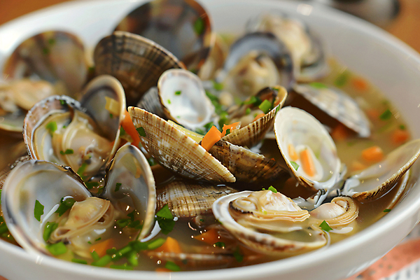 JPG 편집이미지 그릇 요리 사람없음 당근 신선 디지털합성 탕 야식 파 바지락 술찜 편집실사 AI포토 AI콘텐츠 식기 음식 채소 조개 뿌리채소 CG 찜 파일형식