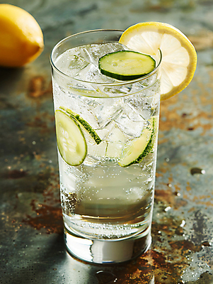 JPG 편집이미지 음료 조각 단면 오이 잔 주류 사람없음 얼음 알코올 분위기 레몬 디지털합성 위스키 하이볼 편집실사 AI포토 AI콘텐츠 자연요소 식기 컨셉 채소 과일 칵테일 CG 파일형식