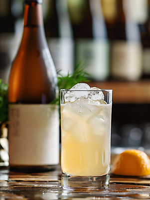 JPG 편집이미지 음료 조각 술병 잔 사람없음 얼음 알코올 분위기 레몬 디지털합성 위스키 하이볼 편집실사 AI포토 AI콘텐츠 자연요소 식기 컨셉 과일 병_용기 주류 칵테일 CG 파일형식