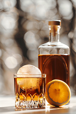 JPG 편집이미지 음료 조각 단면 술병 잔 사람없음 얼음 알코올 분위기 레몬 디지털합성 보케 위스키 하이볼 편집실사 AI포토 AI콘텐츠 자연요소 식기 컨셉 과일 병_용기 주류 칵테일 CG 파일형식