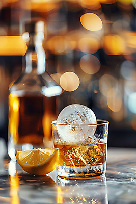 JPG 편집이미지 음료 조각 단면 술병 잔 사람없음 얼음 알코올 분위기 레몬 디지털합성 보케 위스키 하이볼 편집실사 AI포토 AI콘텐츠 자연요소 식기 컨셉 과일 병_용기 주류 칵테일 CG 파일형식