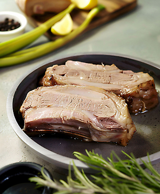 JPG 편집이미지 백그라운드 육류 돼지고기 사람없음 디지털합성 나무도마 수육 편집소스 편집실사 AI포토 AI콘텐츠 한식 식재료 도마 목재 CG 파일형식