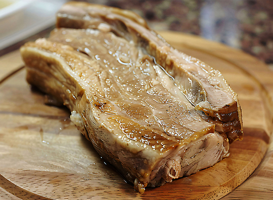 JPG 편집이미지 백그라운드 육류 돼지고기 사람없음 디지털합성 나무도마 수육 편집소스 편집실사 AI포토 AI콘텐츠 한식 식재료 도마 목재 CG 파일형식