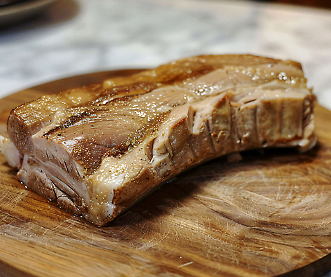 JPG 편집이미지 백그라운드 육류 돼지고기 사람없음 디지털합성 나무도마 수육 편집소스 편집실사 AI포토 AI콘텐츠 한식 식재료 도마 목재 CG 파일형식