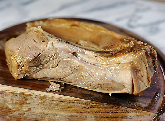 JPG 편집이미지 백그라운드 육류 돼지고기 사람없음 디지털합성 나무도마 수육 편집소스 편집실사 AI포토 AI콘텐츠 한식 식재료 도마 목재 CG 파일형식