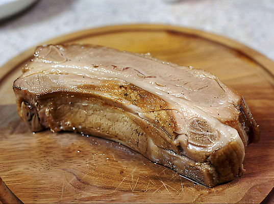 JPG 편집이미지 백그라운드 육류 돼지고기 사람없음 디지털합성 나무도마 수육 편집소스 편집실사 AI포토 AI콘텐츠 한식 식재료 도마 목재 CG 파일형식