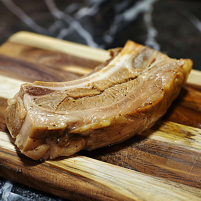 JPG 편집이미지 백그라운드 육류 돼지고기 사람없음 디지털합성 나무도마 수육 편집소스 편집실사 AI포토 AI콘텐츠 한식 식재료 도마 목재 CG 파일형식