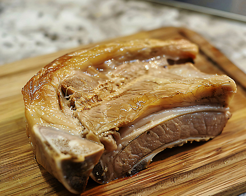 JPG 편집이미지 백그라운드 육류 돼지고기 사람없음 디지털합성 나무도마 수육 편집소스 편집실사 AI포토 AI콘텐츠 한식 식재료 도마 목재 CG 파일형식