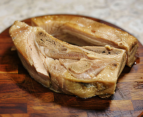 JPG 편집이미지 백그라운드 육류 돼지고기 사람없음 디지털합성 나무도마 수육 편집소스 편집실사 AI포토 AI콘텐츠 한식 식재료 도마 목재 CG 파일형식