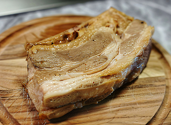 JPG 편집이미지 백그라운드 육류 돼지고기 사람없음 디지털합성 나무도마 수육 편집소스 편집실사 AI포토 AI콘텐츠 한식 식재료 도마 목재 CG 파일형식